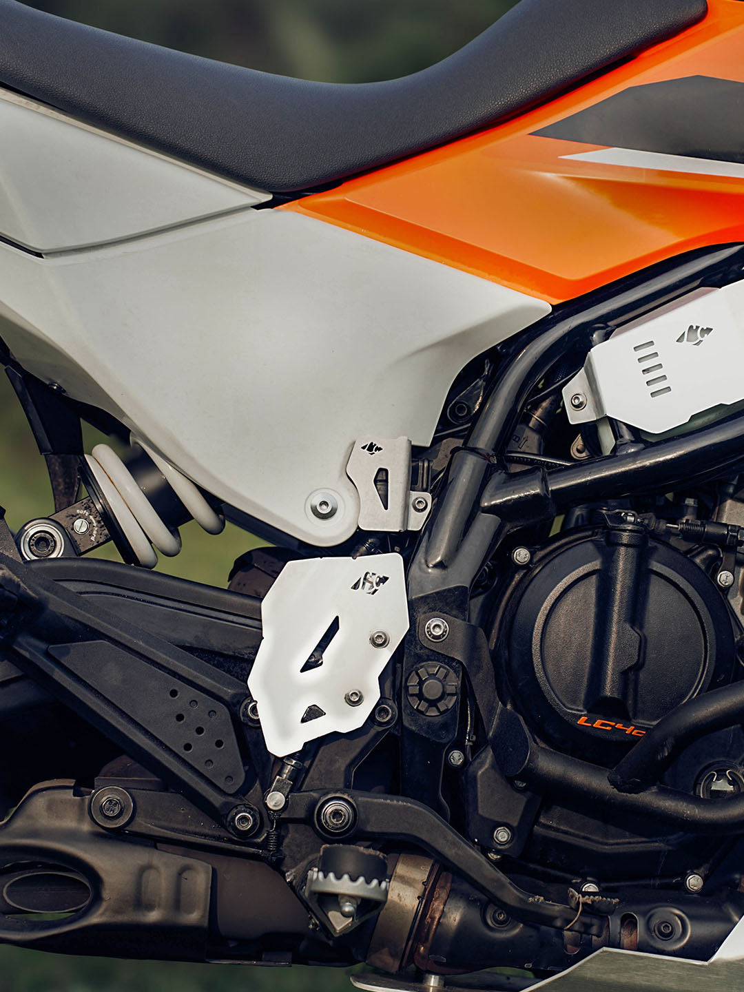 Legundary Custom KTM ADV 390 2025 casque rear oil cap silver aluminium engine oil cover CNC finish