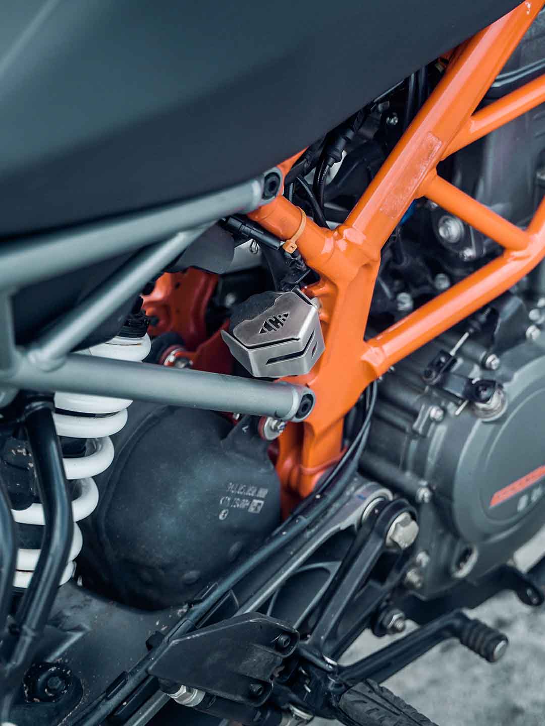 Legundary Custom Novato Rear Brake Fluid Cap for KTM Duke 250 CNC Aluminium Reservoir Cover Premium Finish