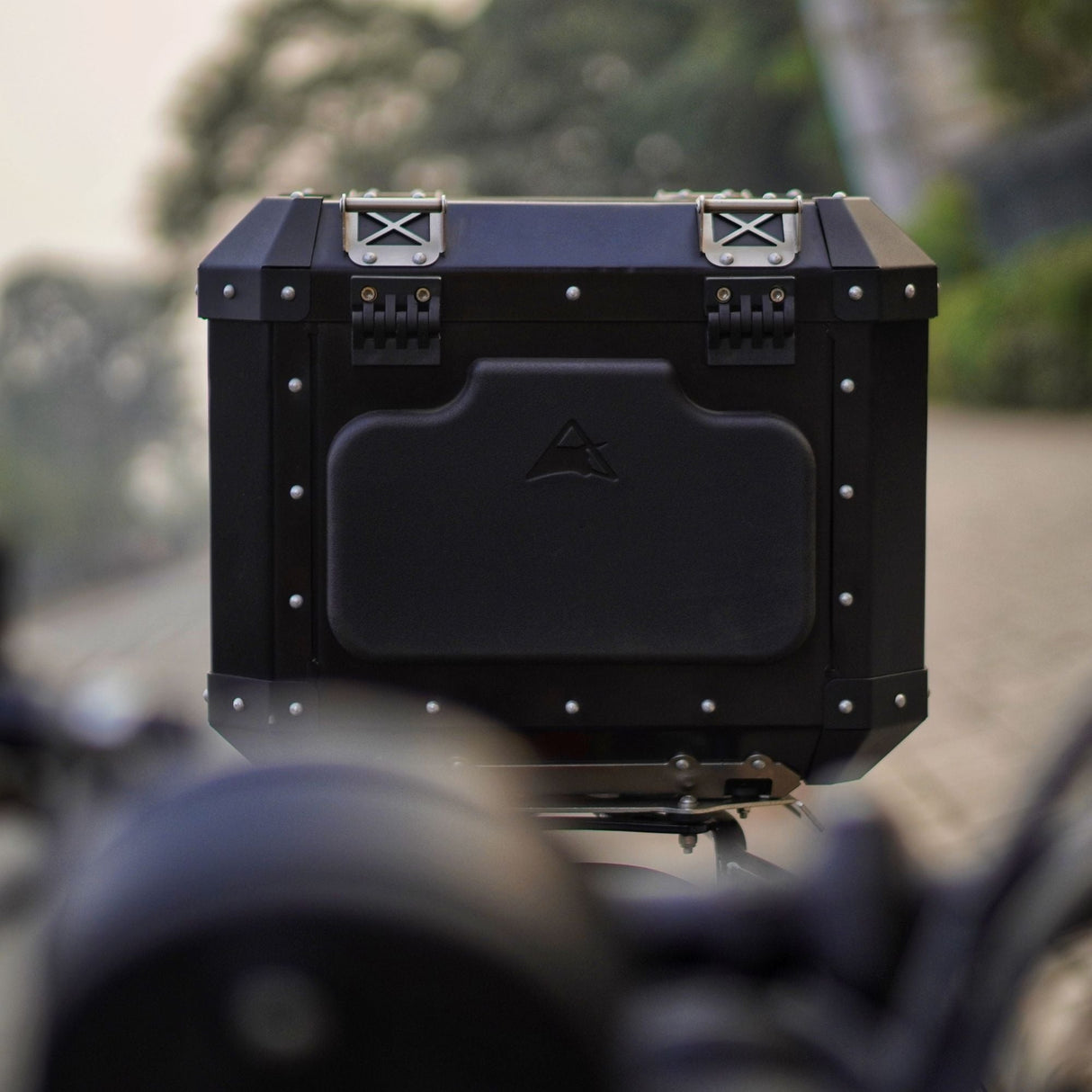 Auto Engina 42L Aluminium Top Box for Royal Enfield Guerrilla 450 in black with rack plate, inner bag and backrest