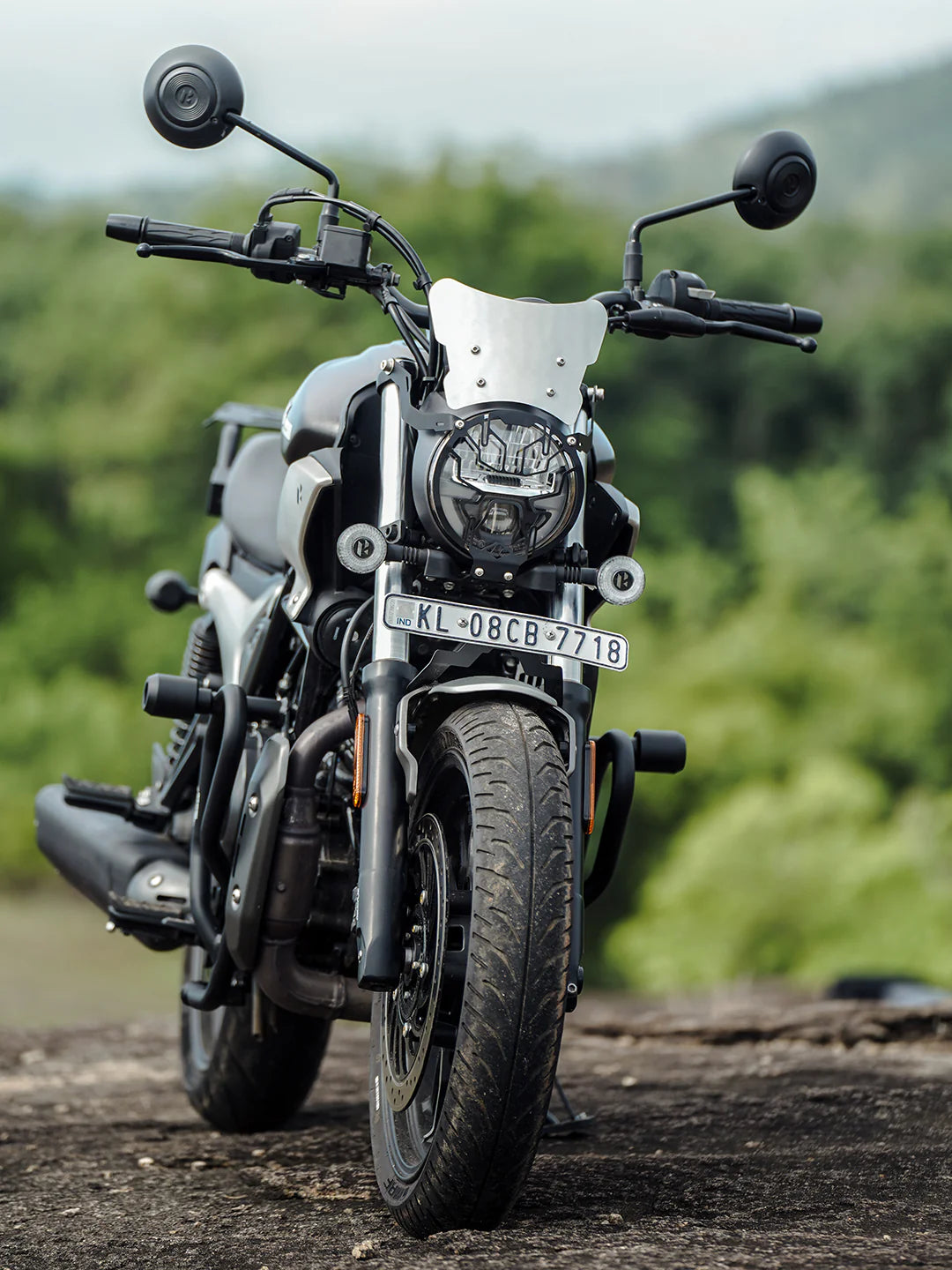 Legundary Zephyr metal visor with number plate stay installed on Hero Mavrick 440 front