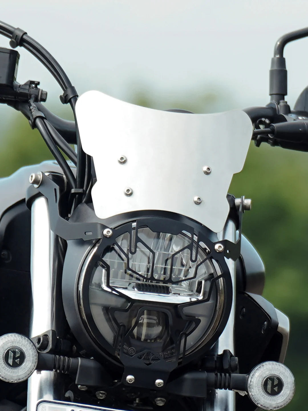 Legundary Zephyr metal visor with number plate stay installed on Hero Mavrick 440 front