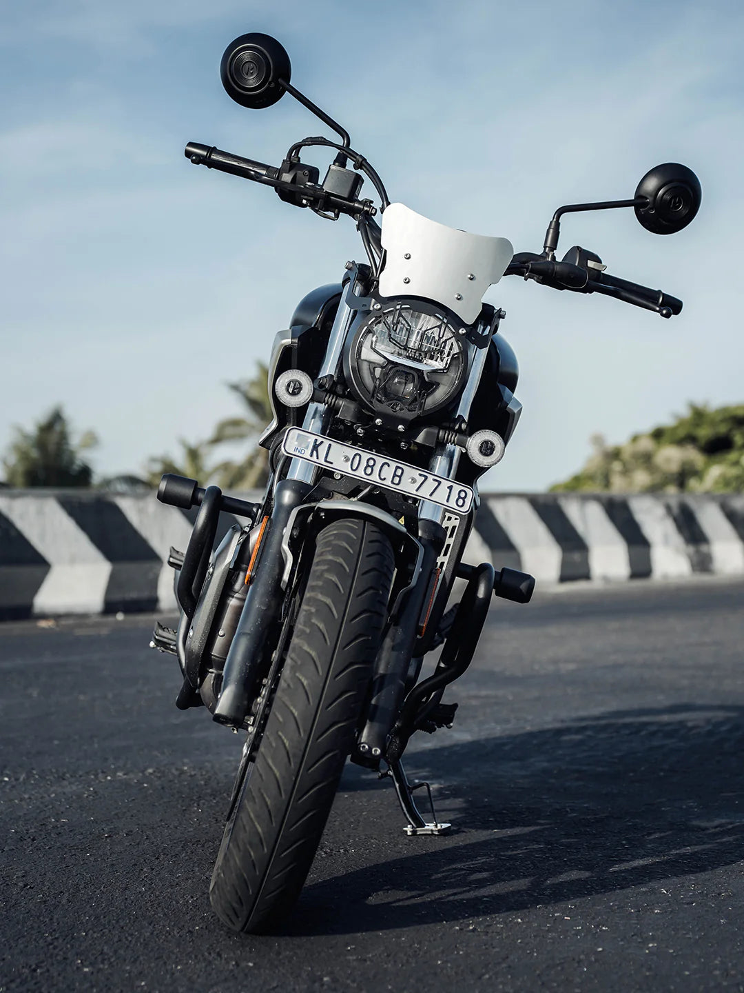 Legundary Zephyr metal visor with number plate stay installed on Hero Mavrick 440 front