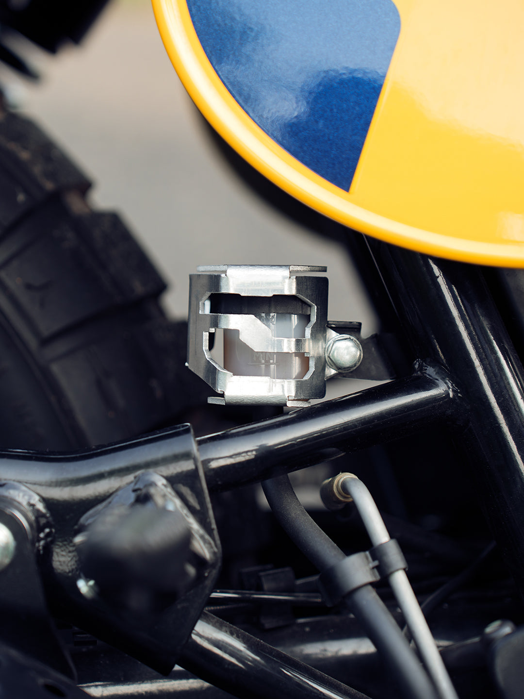 LEGUNDARY Casque rear oil cap Royal Enfield Bear 650 silver aluminium CNC engine cap