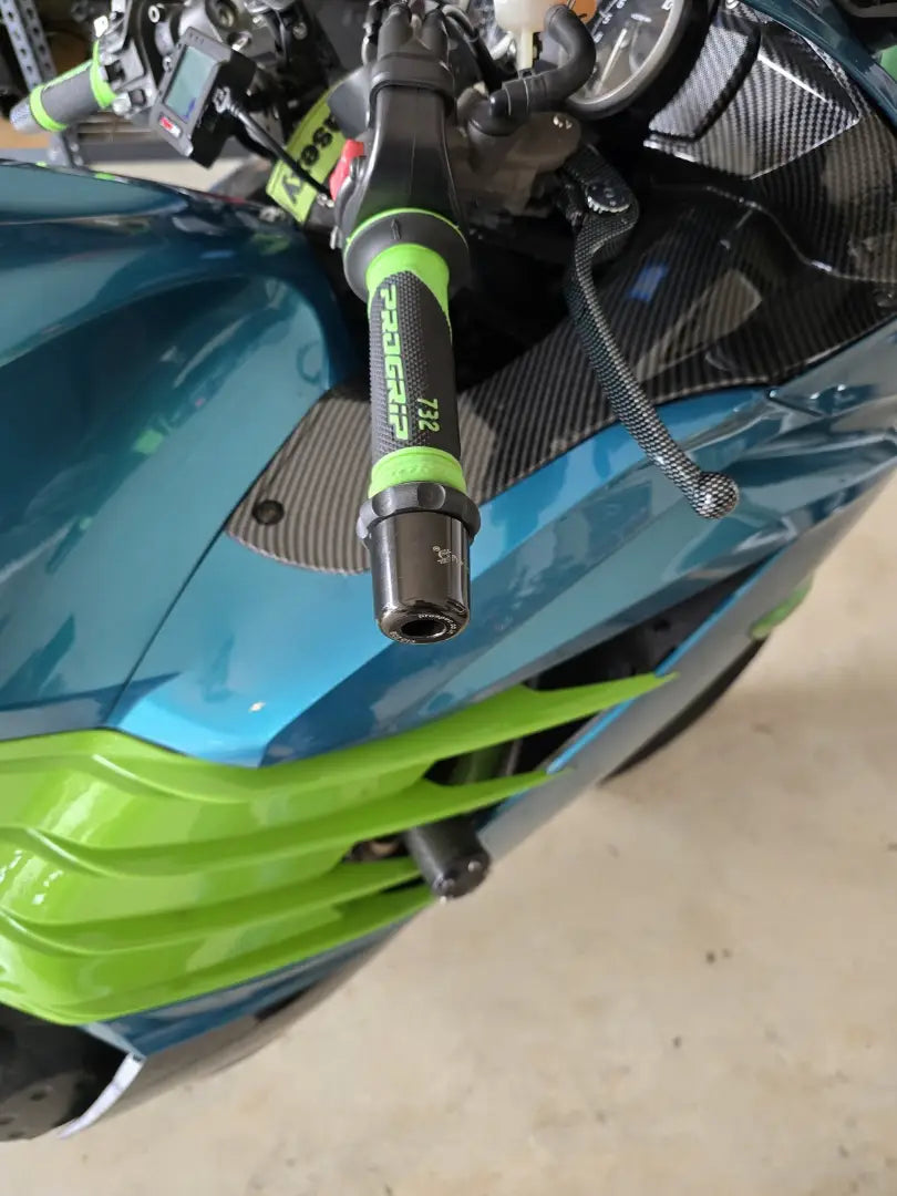 ECZ 013 S1 Easy Cruz installed on Kawasaki Ninja 650 handlebar