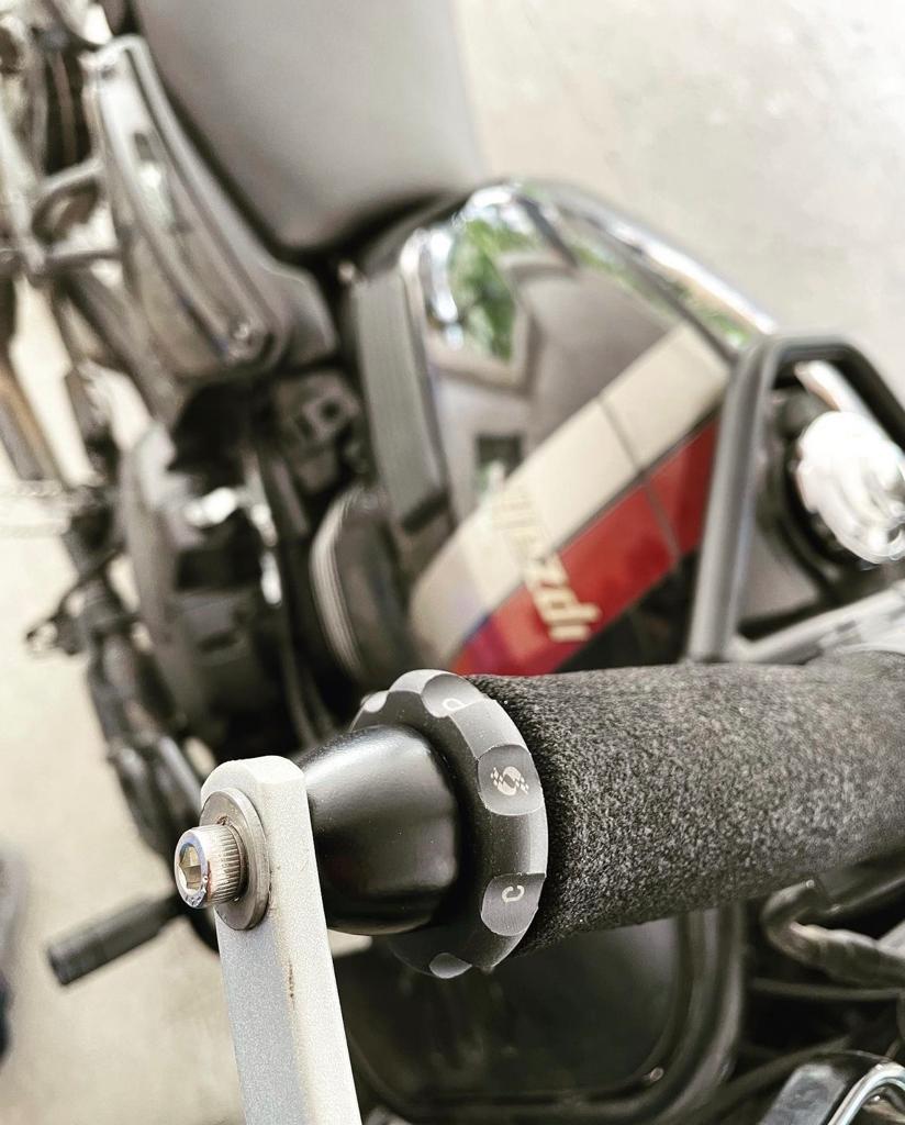 Easy Cruz ECZ019 motorcycle throttle lock cruise control for Jawa 42, Jawa Classic and Yezdi motorcycles in Chrome and Black.