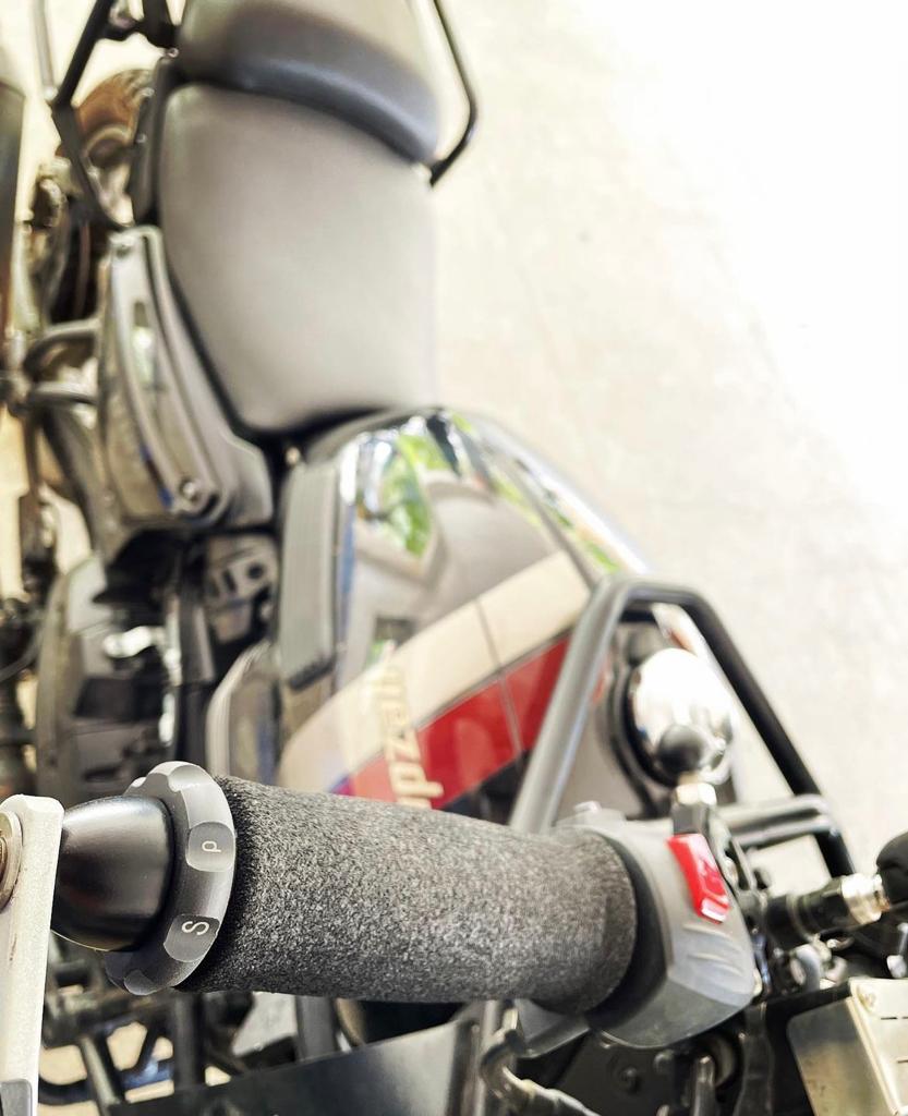 Easy Cruz ECZ019 motorcycle throttle lock cruise control for Jawa 42, Jawa Classic and Yezdi motorcycles in Chrome and Black.