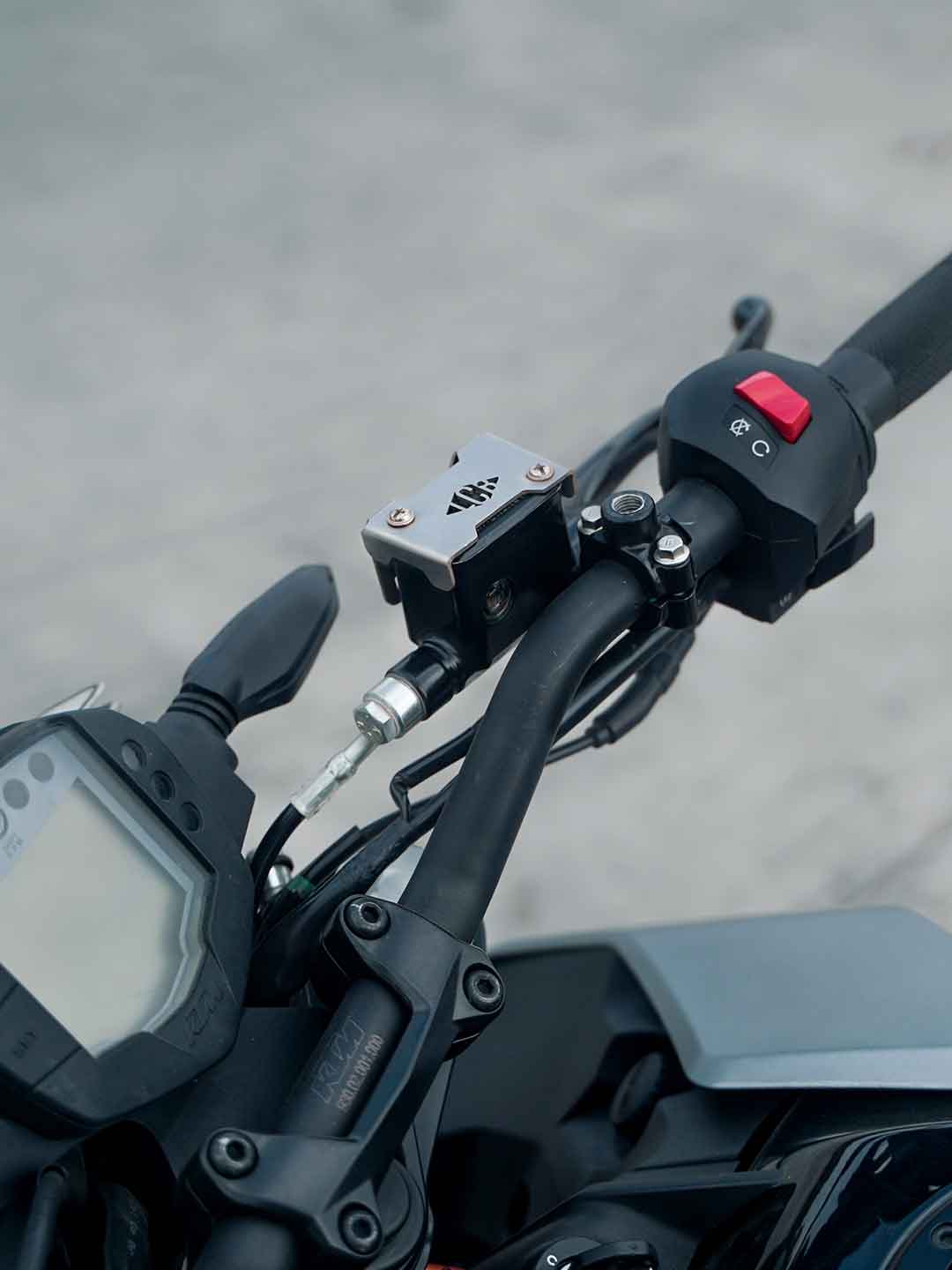 Legundary Custom Aries Front Brake Fluid Cap for KTM Duke 250 CNC Aluminium Reservoir Cover Black Silver