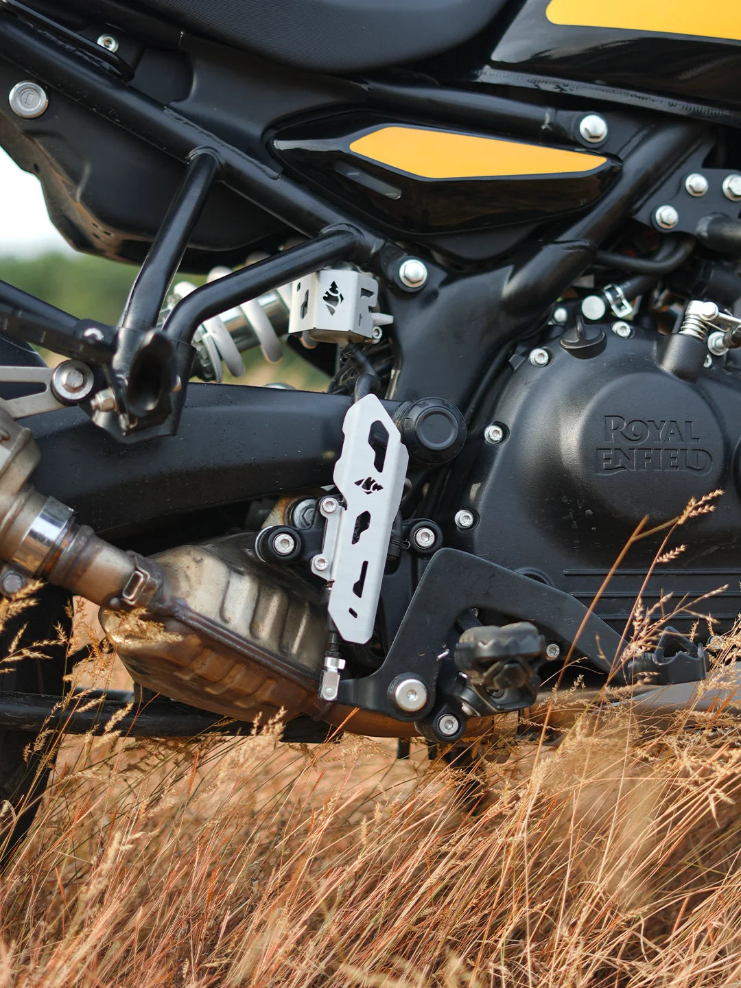 LEGUNDARY Custom casque rear brake fluid guard for Royal Enfield Himalayan 450 silver aluminium