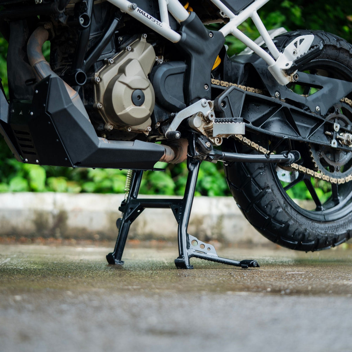 Auto Engina Centre Stand for TVS Apache RTX 300 Heavy Duty Mild Steel Motorcycle Stand Black