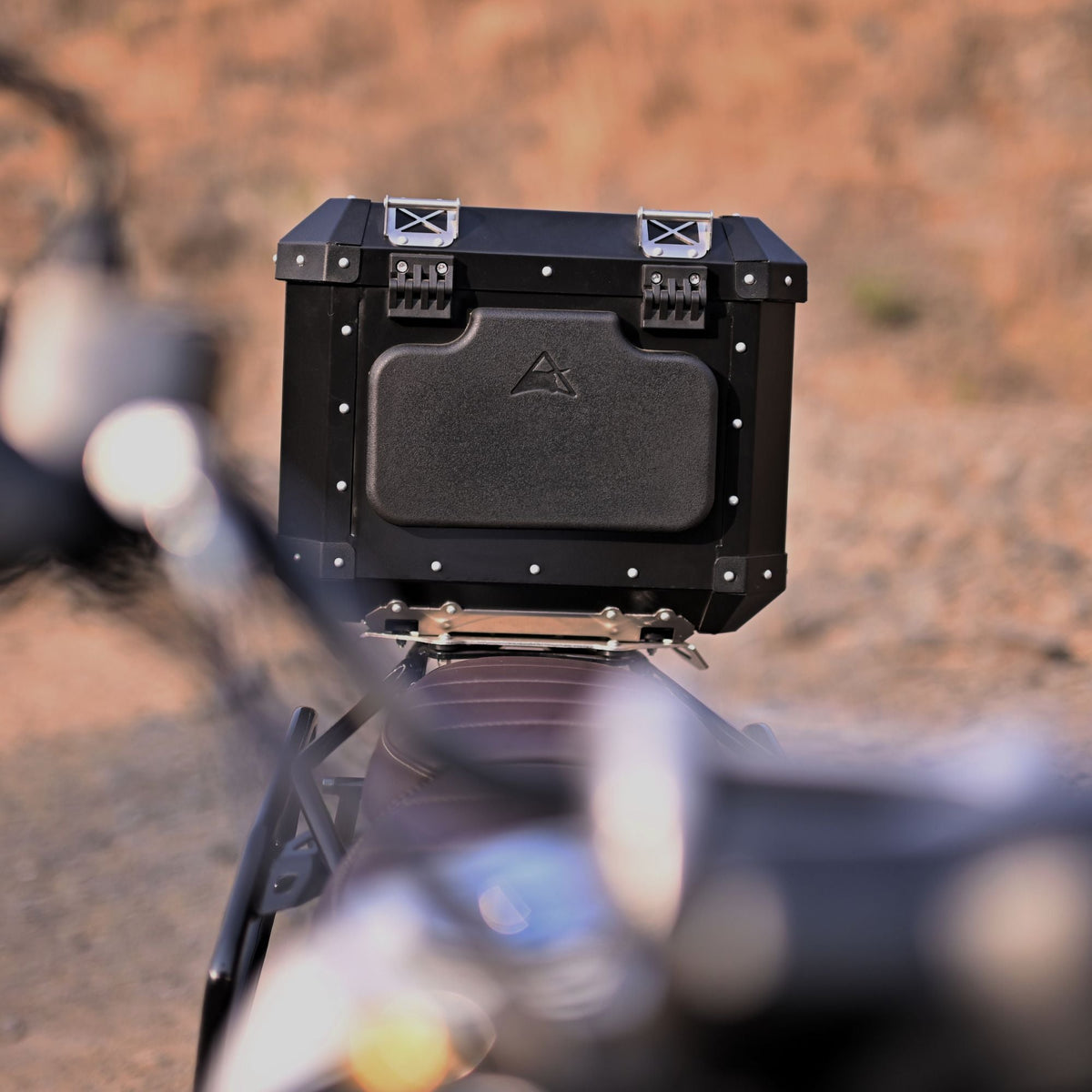 Auto Engina 42L Aluminium Top Box for Triumph Scrambler 400X in black with rack plate, inner bag and backrest