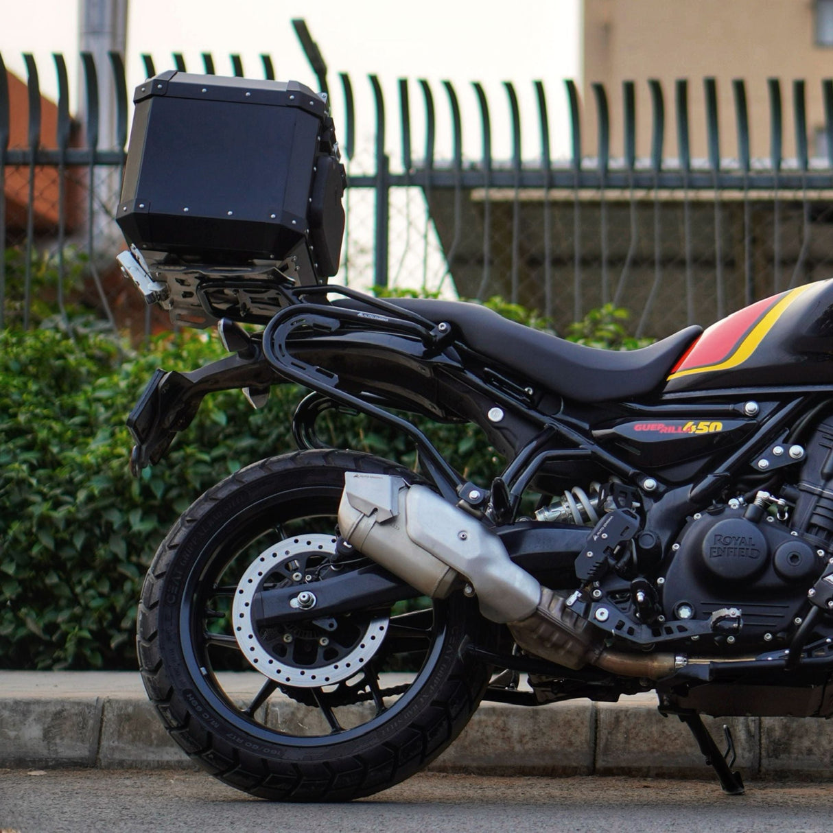 Auto Engina 42L Aluminium Top Box for Royal Enfield Guerrilla 450 in black with rack plate, inner bag and backrest